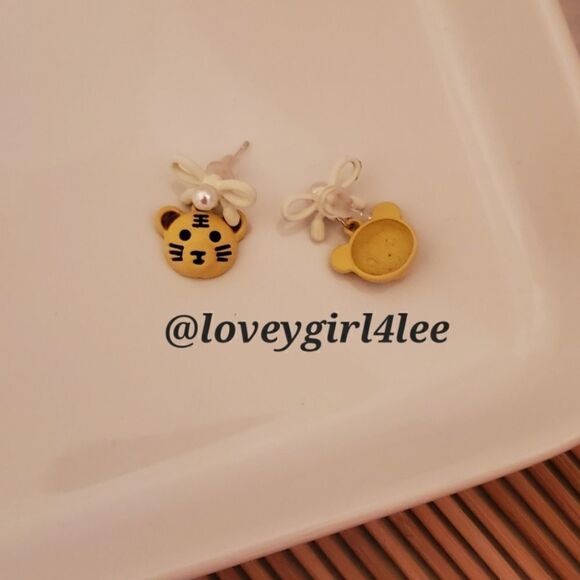 TIGER PRIDE STUD EARRINGS - Picture 3 of 5